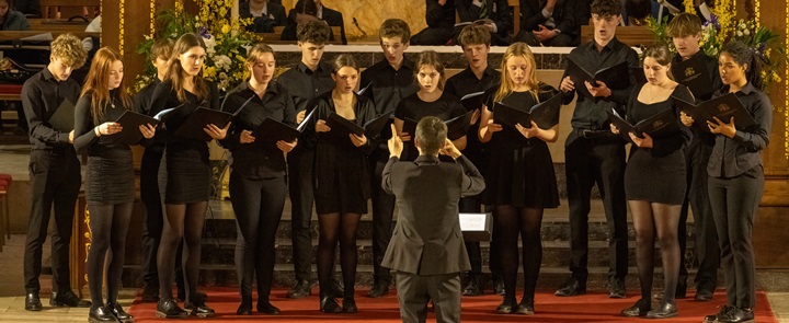 Welche britischen Internate eignen sich am besten für das Singen im Chor? | Dickinson Britische Schulberatung
