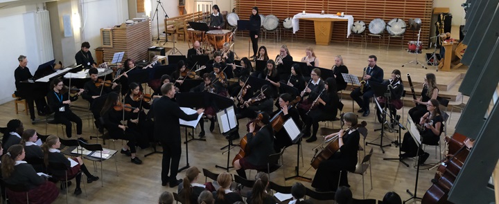 Wie inspiriert die Queen Margaret's School ihre Musikerinnen? | Dickinson Britische Schulberatung