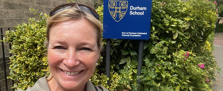 Welches britische Internat hat Gina zuletzt besucht? | Dickinson Britische Schulberatung