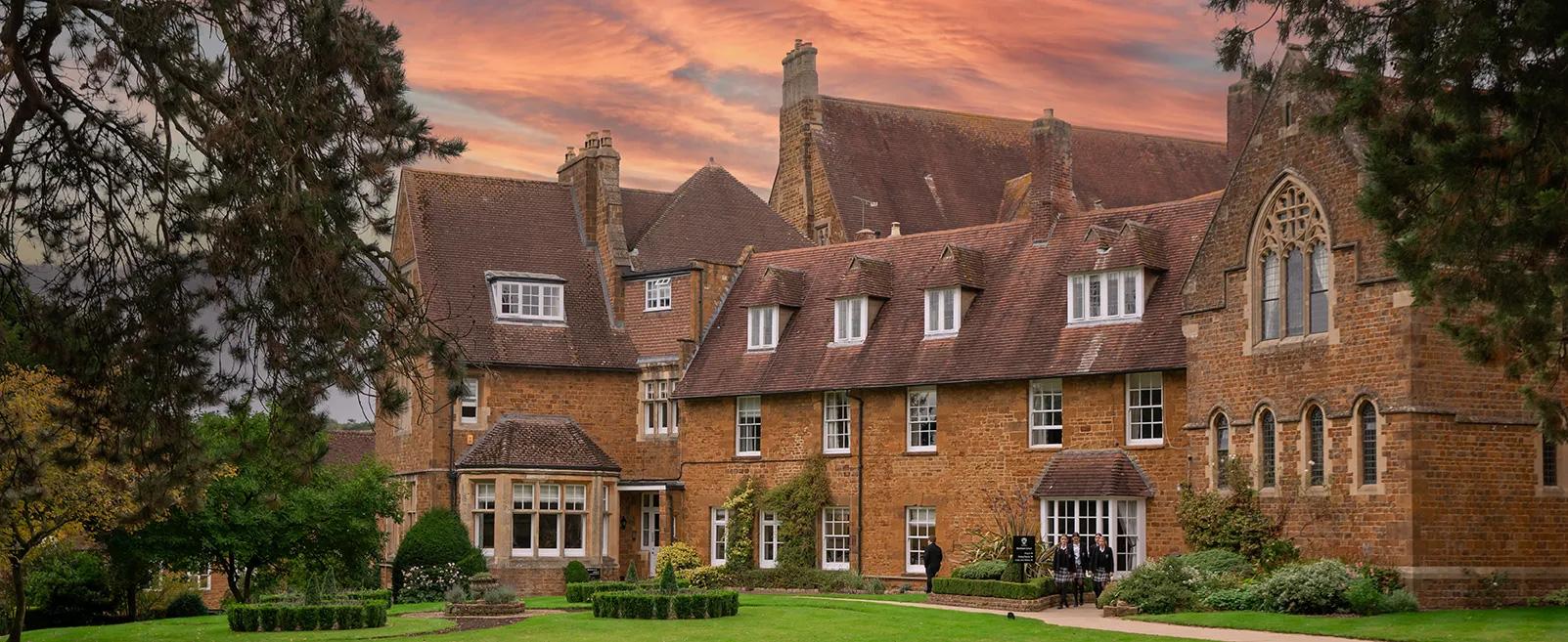 ON THE ROAD: Bloxham School | Dickinson Britische Schulberatung